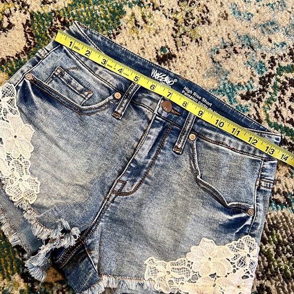 High rise Short Shorts with lace appliqué - Picture 6 of 8